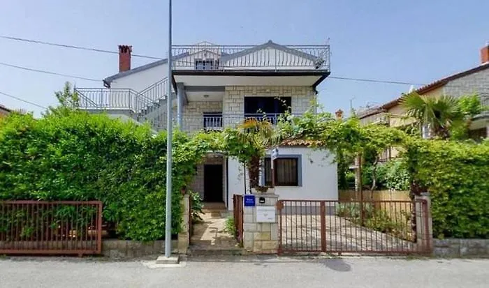 Villa Hanka Umag - 3 Verschiedene Whg - 40 Qm 3 Pers, 50 Qm Bis 4 Pers Oder 70 Qm Bis 5 Pers, Balkone, Nur 70 M Zum Strand, Von 3 Bis Max 5 Personen, Wlan, Sat-Tv, Klima, Kueche, Parkplaetze,Ruhig Gelegen 0*,