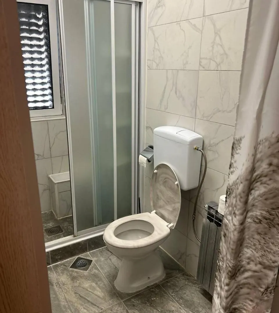 Villa Hanka Umag - 3 Verschiedene Whg - 40 Qm 3 Pers, 50 Qm Bis 4 Pers Oder 70 Qm Bis 5 Pers, Balkone, Nur 70 M Zum Strand, Von 3 Bis Max 5 Personen, Wlan, Sat-Tv, Klima, Kueche, Parkplaetze,Ruhig Gelegen