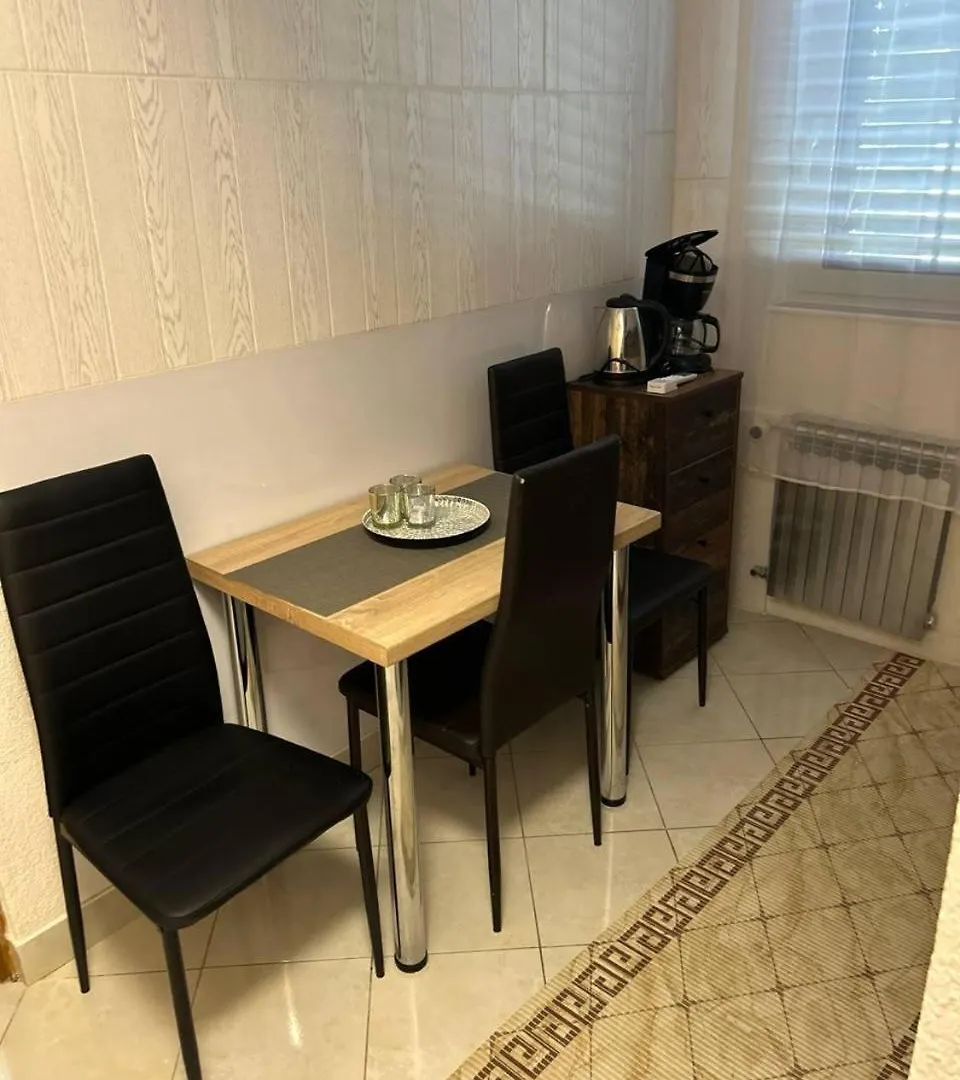 Villa Hanka Umag - 3 Verschiedene Whg - 40 Qm 3 Pers, 50 Qm Bis 4 Pers Oder 70 Qm Bis 5 Pers, Balkone, Nur 70 M Zum Strand, Von 3 Bis Max 5 Personen, Wlan, Sat-Tv, Klima, Kueche, Parkplaetze,Ruhig Gelegen Appartement