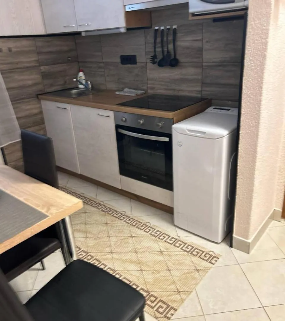 Villa Hanka Umag - 3 Verschiedene Whg - 40 Qm 3 Pers, 50 Qm Bis 4 Pers Oder 70 Qm Bis 5 Pers, Balkone, Nur 70 M Zum Strand, Von 3 Bis Max 5 Personen, Wlan, Sat-Tv, Klima, Kueche, Parkplaetze,Ruhig Gelegen 0*,  Хорватия