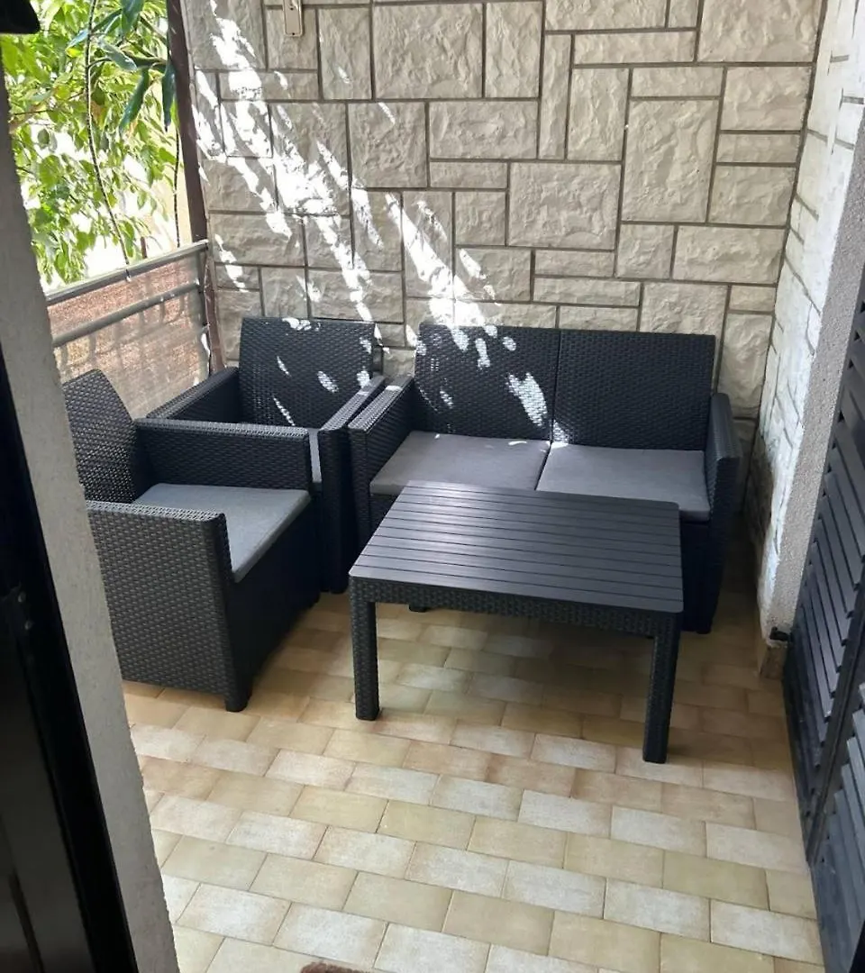Villa Hanka Umag - 3 Verschiedene Whg - 40 Qm 3 Pers, 50 Qm Bis 4 Pers Oder 70 Qm Bis 5 Pers, Balkone, Nur 70 M Zum Strand, Von 3 Bis Max 5 Personen, Wlan, Sat-Tv, Klima, Kueche, Parkplaetze,Ruhig Gelegen 0*,