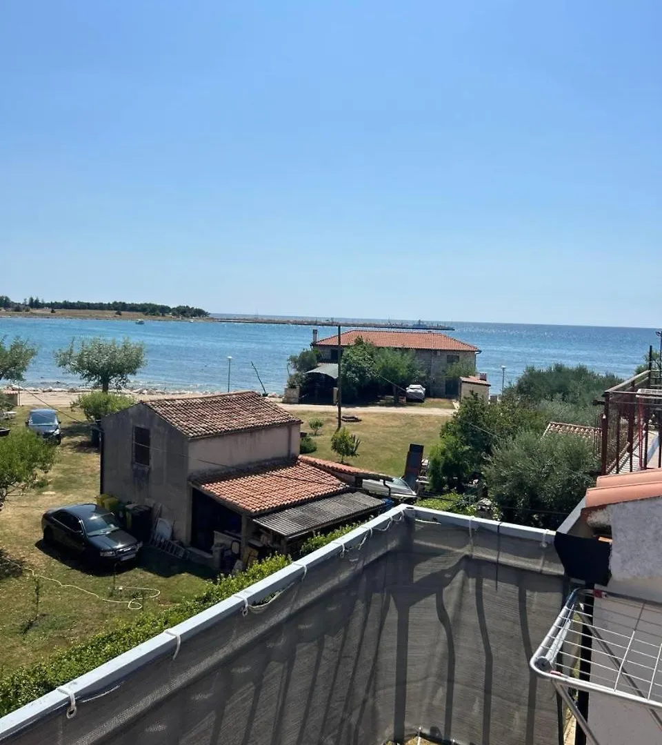 Апартаменты Villa Hanka Umag - 3 Verschiedene Whg - 40 Qm 3 Pers, 50 Qm Bis 4 Pers Oder 70 Qm Bis 5 Pers, Balkone, Nur 70 M Zum Strand, Von 3 Bis Max 5 Personen, Wlan, Sat-Tv, Klima, Kueche, Parkplaetze,Ruhig Gelegen