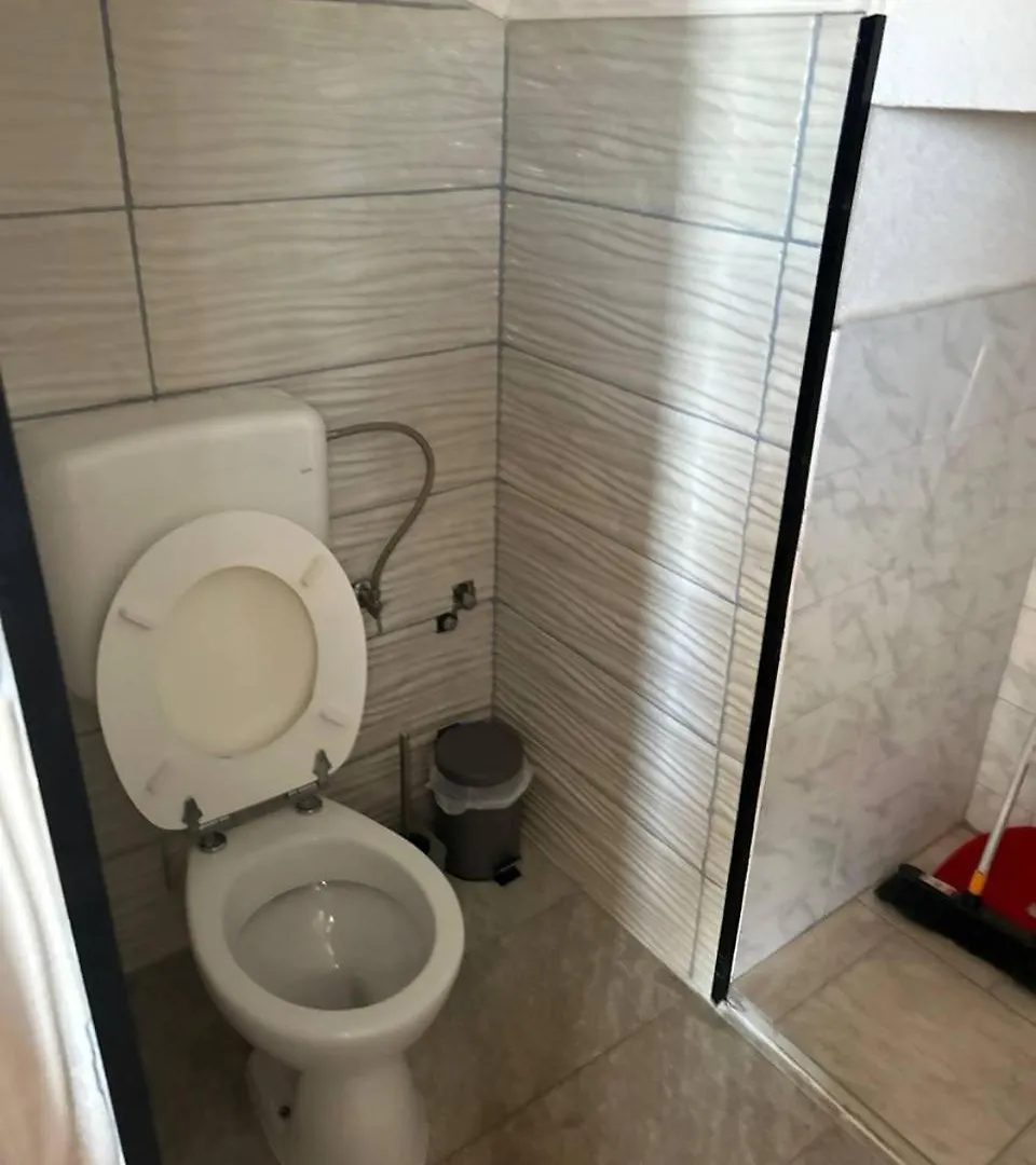 Appartement Villa Hanka Umag - 3 Verschiedene Whg - 40 Qm 3 Pers, 50 Qm Bis 4 Pers Oder 70 Qm Bis 5 Pers, Balkone, Nur 70 M Zum Strand, Von 3 Bis Max 5 Personen, Wlan, Sat-Tv, Klima, Kueche, Parkplaetze,Ruhig Gelegen Kroatië