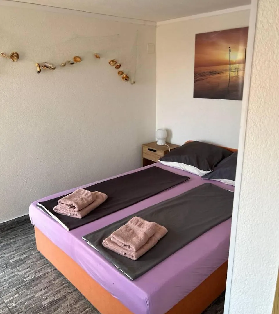 Appartement Villa Hanka Umag - 3 Verschiedene Whg - 40 Qm 3 Pers, 50 Qm Bis 4 Pers Oder 70 Qm Bis 5 Pers, Balkone, Nur 70 M Zum Strand, Von 3 Bis Max 5 Personen, Wlan, Sat-Tv, Klima, Kueche, Parkplaetze,Ruhig Gelegen Kroatië