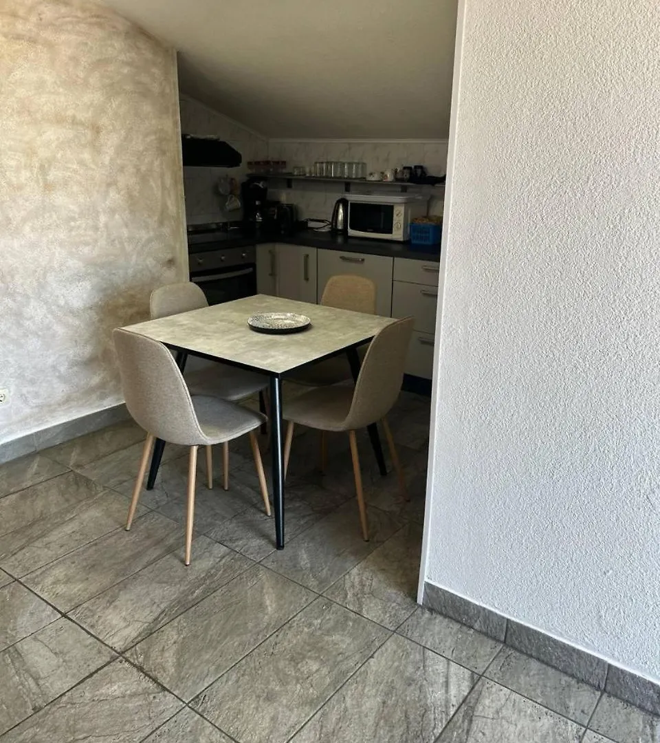 Villa Hanka Umag - 3 Verschiedene Whg - 40 Qm 3 Pers, 50 Qm Bis 4 Pers Oder 70 Qm Bis 5 Pers, Balkone, Nur 70 M Zum Strand, Von 3 Bis Max 5 Personen, Wlan, Sat-Tv, Klima, Kueche, Parkplaetze,Ruhig Gelegen