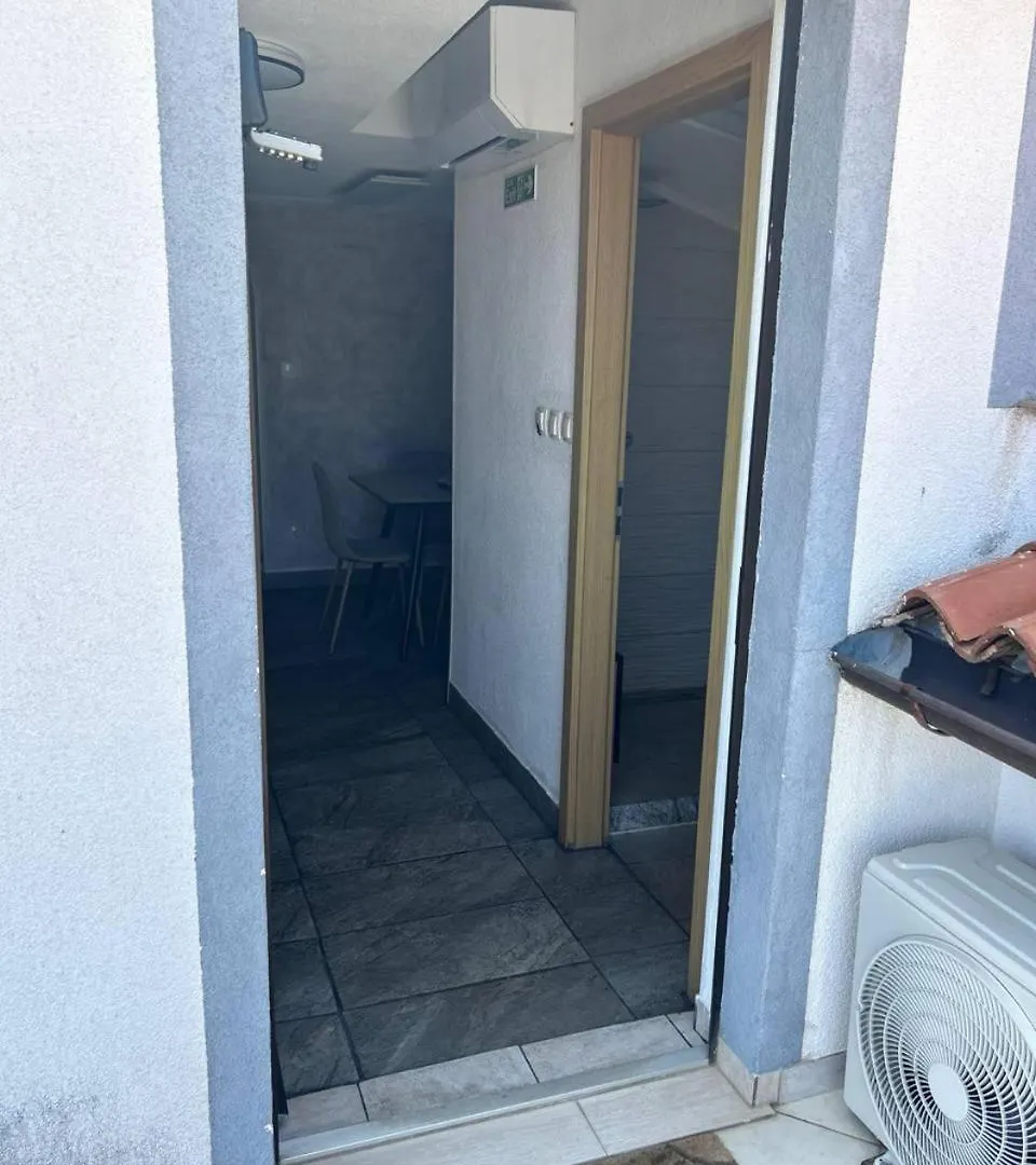 Villa Hanka Umag - 3 Verschiedene Whg - 40 Qm 3 Pers, 50 Qm Bis 4 Pers Oder 70 Qm Bis 5 Pers, Balkone, Nur 70 M Zum Strand, Von 3 Bis Max 5 Personen, Wlan, Sat-Tv, Klima, Kueche, Parkplaetze,Ruhig Gelegen 0*,