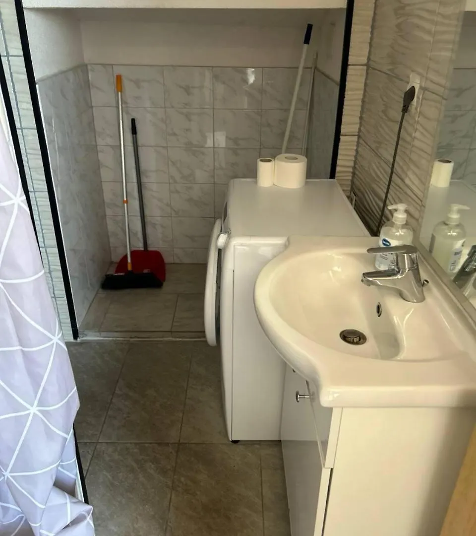 Villa Hanka Umag - 3 Verschiedene Whg - 40 Qm 3 Pers, 50 Qm Bis 4 Pers Oder 70 Qm Bis 5 Pers, Balkone, Nur 70 M Zum Strand, Von 3 Bis Max 5 Personen, Wlan, Sat-Tv, Klima, Kueche, Parkplaetze,Ruhig Gelegen Appartement