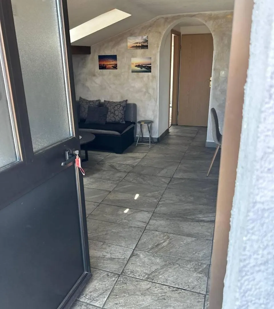Villa Hanka Umag - 3 Verschiedene Whg - 40 Qm 3 Pers, 50 Qm Bis 4 Pers Oder 70 Qm Bis 5 Pers, Balkone, Nur 70 M Zum Strand, Von 3 Bis Max 5 Personen, Wlan, Sat-Tv, Klima, Kueche, Parkplaetze,Ruhig Gelegen