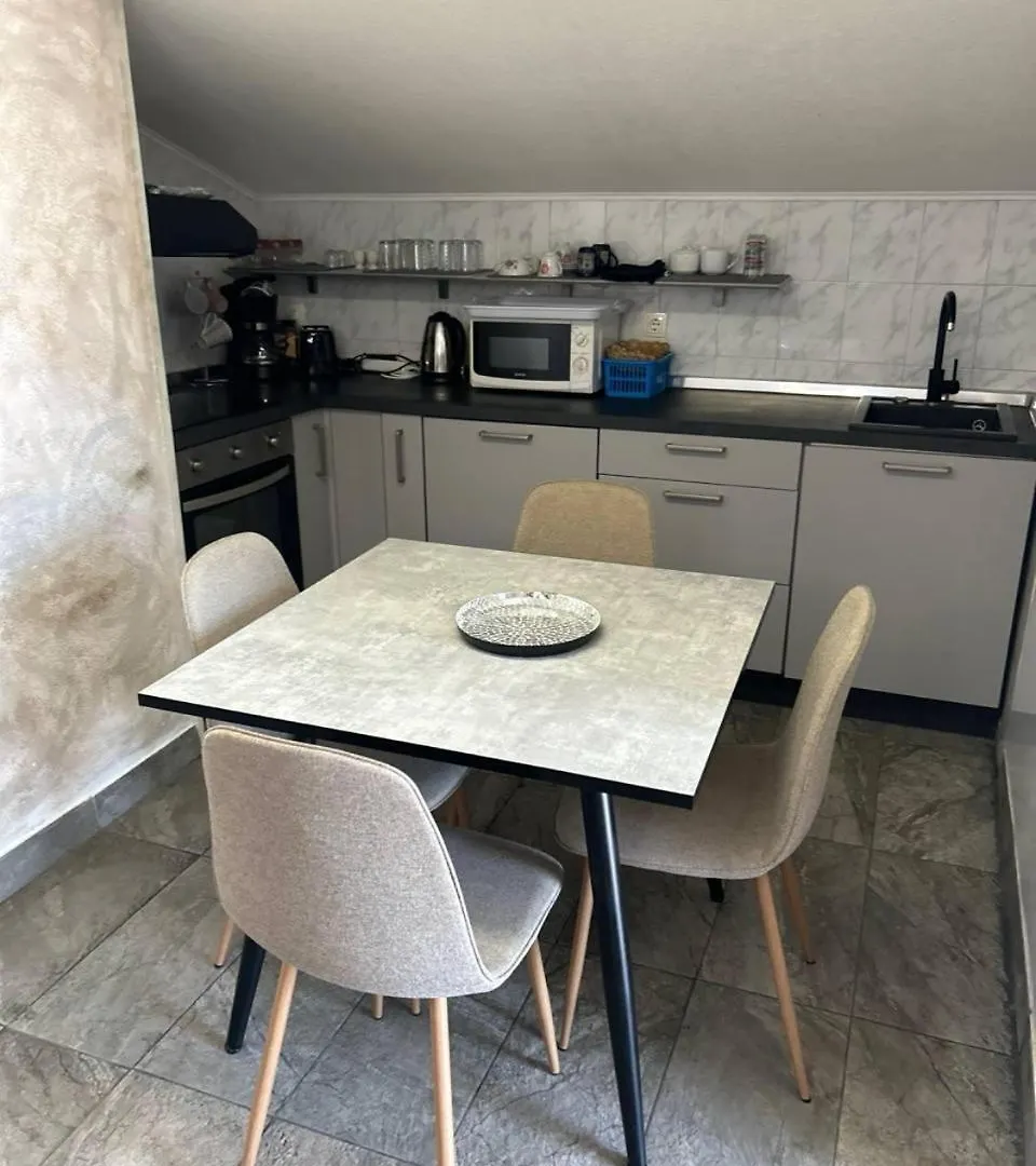 Appartement Villa Hanka Umag - 3 Verschiedene Whg - 40 Qm 3 Pers, 50 Qm Bis 4 Pers Oder 70 Qm Bis 5 Pers, Balkone, Nur 70 M Zum Strand, Von 3 Bis Max 5 Personen, Wlan, Sat-Tv, Klima, Kueche, Parkplaetze,Ruhig Gelegen