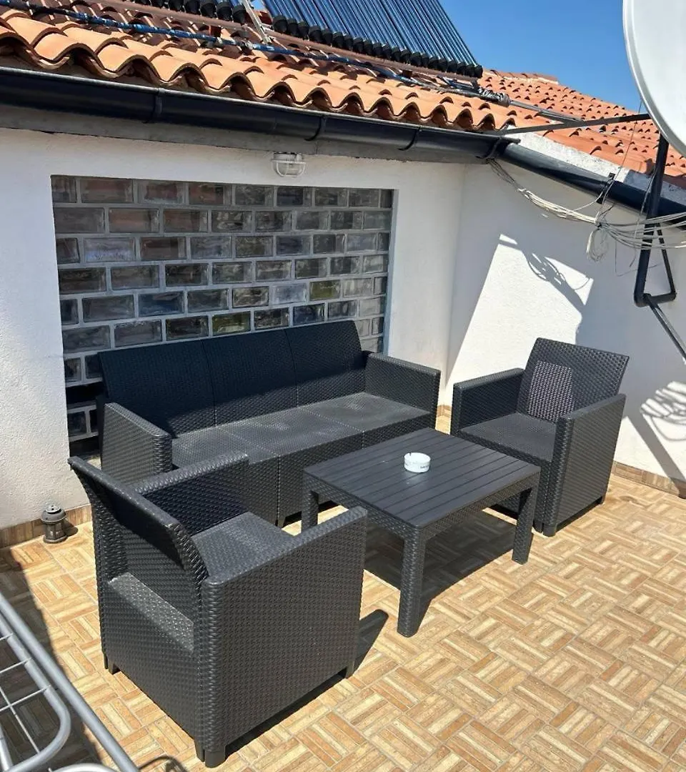 Villa Hanka Umag - 3 Verschiedene Whg - 40 Qm 3 Pers, 50 Qm Bis 4 Pers Oder 70 Qm Bis 5 Pers, Balkone, Nur 70 M Zum Strand, Von 3 Bis Max 5 Personen, Wlan, Sat-Tv, Klima, Kueche, Parkplaetze,Ruhig Gelegen 0*,  Хорватия