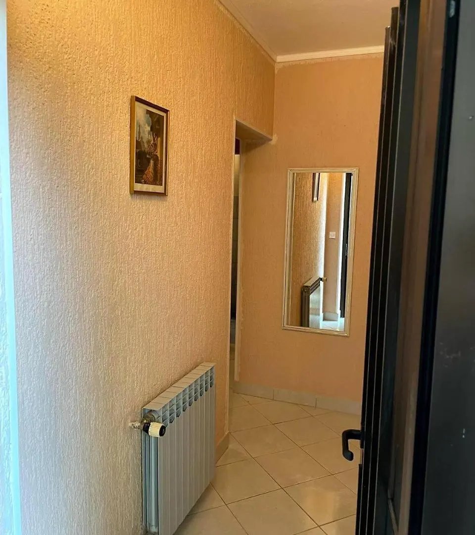 Appartement Villa Hanka Umag - 3 Verschiedene Whg - 40 Qm 3 Pers, 50 Qm Bis 4 Pers Oder 70 Qm Bis 5 Pers, Balkone, Nur 70 M Zum Strand, Von 3 Bis Max 5 Personen, Wlan, Sat-Tv, Klima, Kueche, Parkplaetze,Ruhig Gelegen