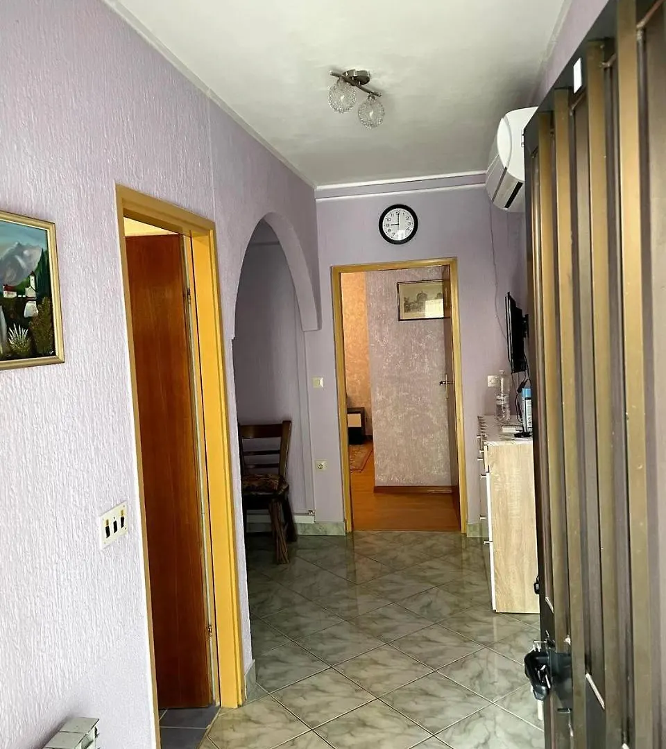 Appartement Villa Hanka Umag - 3 Verschiedene Whg - 40 Qm 3 Pers, 50 Qm Bis 4 Pers Oder 70 Qm Bis 5 Pers, Balkone, Nur 70 M Zum Strand, Von 3 Bis Max 5 Personen, Wlan, Sat-Tv, Klima, Kueche, Parkplaetze,Ruhig Gelegen