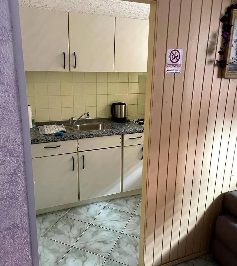 Villa Hanka Umag - 3 Verschiedene Whg - 40 Qm 3 Pers, 50 Qm Bis 4 Pers Oder 70 Qm Bis 5 Pers, Balkone, Nur 70 M Zum Strand, Von 3 Bis Max 5 Personen, Wlan, Sat-Tv, Klima, Kueche, Parkplaetze,Ruhig Gelegen Appartement