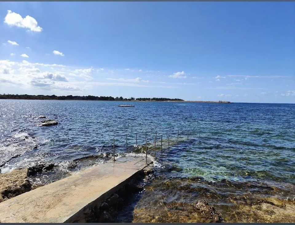 Villa Hanka Umag - 3 Verschiedene Whg - 40 Qm 3 Pers, 50 Qm Bis 4 Pers Oder 70 Qm Bis 5 Pers, Balkone, Nur 70 M Zum Strand, Von 3 Bis Max 5 Personen, Wlan, Sat-Tv, Klima, Kueche, Parkplaetze,Ruhig Gelegen 0*,  Kroatië