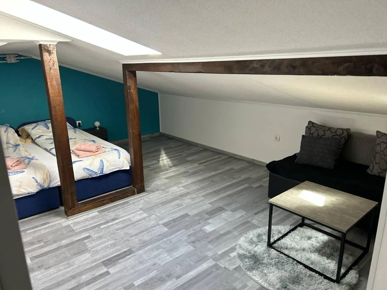 Appartement Villa Hanka Umag - 3 Verschiedene Whg - 40 Qm 3 Pers, 50 Qm Bis 4 Pers Oder 70 Qm Bis 5 Pers, Balkone, Nur 70 M Zum Strand, Von 3 Bis Max 5 Personen, Wlan, Sat-Tv, Klima, Kueche, Parkplaetze,Ruhig Gelegen