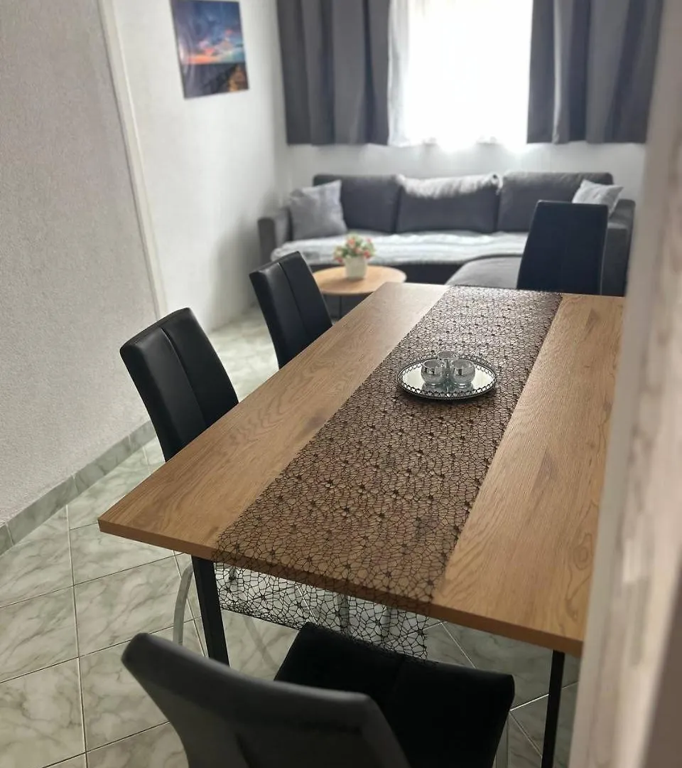 Villa Hanka Umag - 3 Verschiedene Whg - 40 Qm 3 Pers, 50 Qm Bis 4 Pers Oder 70 Qm Bis 5 Pers, Balkone, Nur 70 M Zum Strand, Von 3 Bis Max 5 Personen, Wlan, Sat-Tv, Klima, Kueche, Parkplaetze,Ruhig Gelegen 0*,  Kroatië