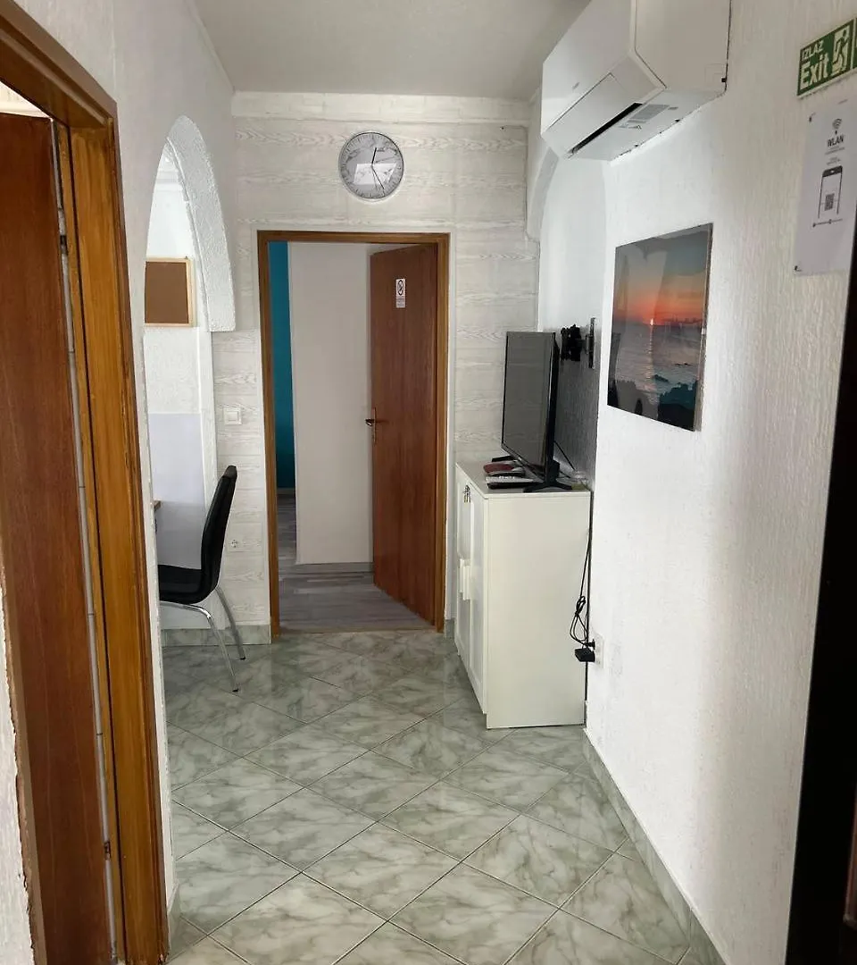 Villa Hanka Umag - 3 Verschiedene Whg - 40 Qm 3 Pers, 50 Qm Bis 4 Pers Oder 70 Qm Bis 5 Pers, Balkone, Nur 70 M Zum Strand, Von 3 Bis Max 5 Personen, Wlan, Sat-Tv, Klima, Kueche, Parkplaetze,Ruhig Gelegen Appartement