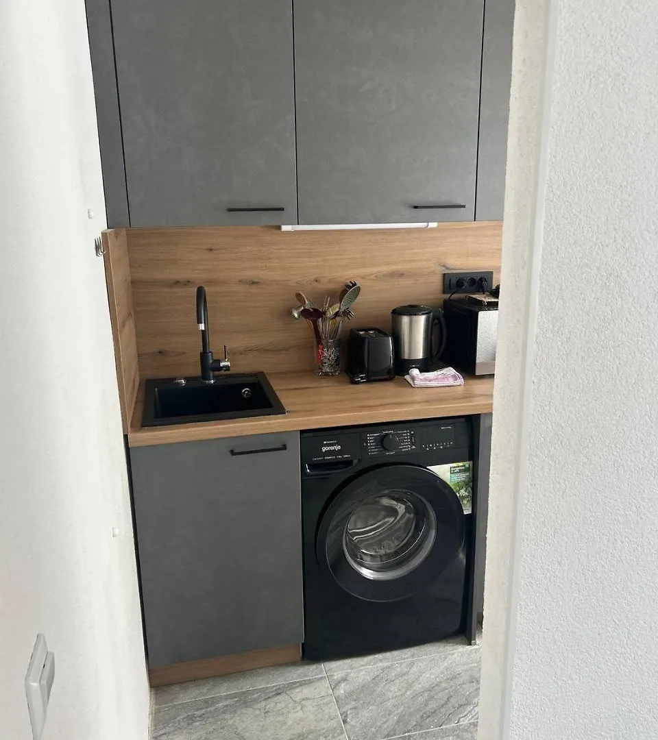 Appartement Villa Hanka Umag - 3 Verschiedene Whg - 40 Qm 3 Pers, 50 Qm Bis 4 Pers Oder 70 Qm Bis 5 Pers, Balkone, Nur 70 M Zum Strand, Von 3 Bis Max 5 Personen, Wlan, Sat-Tv, Klima, Kueche, Parkplaetze,Ruhig Gelegen