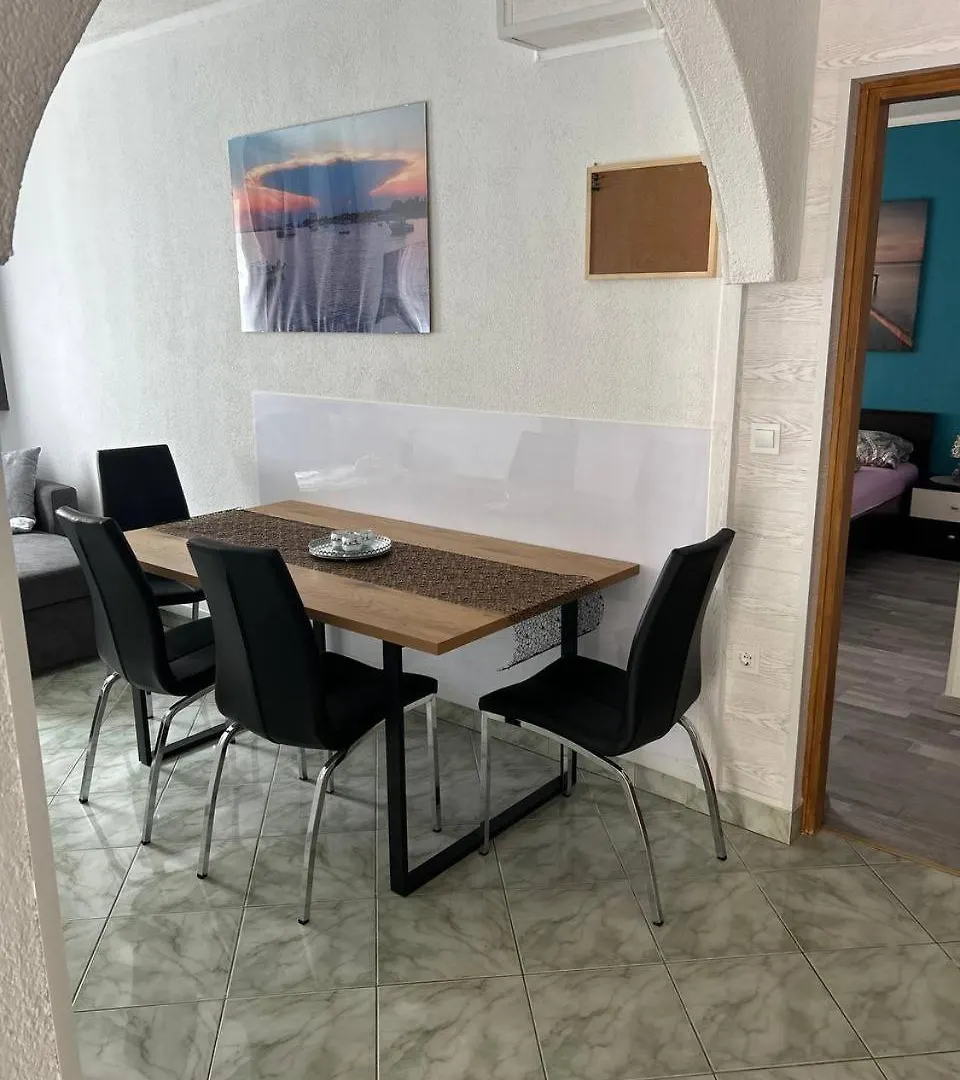 Villa Hanka Umag - 3 Verschiedene Whg - 40 Qm 3 Pers, 50 Qm Bis 4 Pers Oder 70 Qm Bis 5 Pers, Balkone, Nur 70 M Zum Strand, Von 3 Bis Max 5 Personen, Wlan, Sat-Tv, Klima, Kueche, Parkplaetze,Ruhig Gelegen