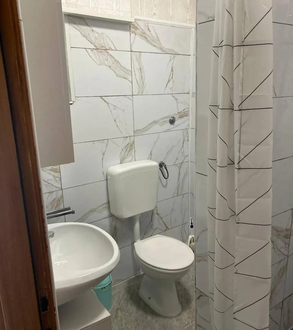 Villa Hanka Umag - 3 Verschiedene Whg - 40 Qm 3 Pers, 50 Qm Bis 4 Pers Oder 70 Qm Bis 5 Pers, Balkone, Nur 70 M Zum Strand, Von 3 Bis Max 5 Personen, Wlan, Sat-Tv, Klima, Kueche, Parkplaetze,Ruhig Gelegen