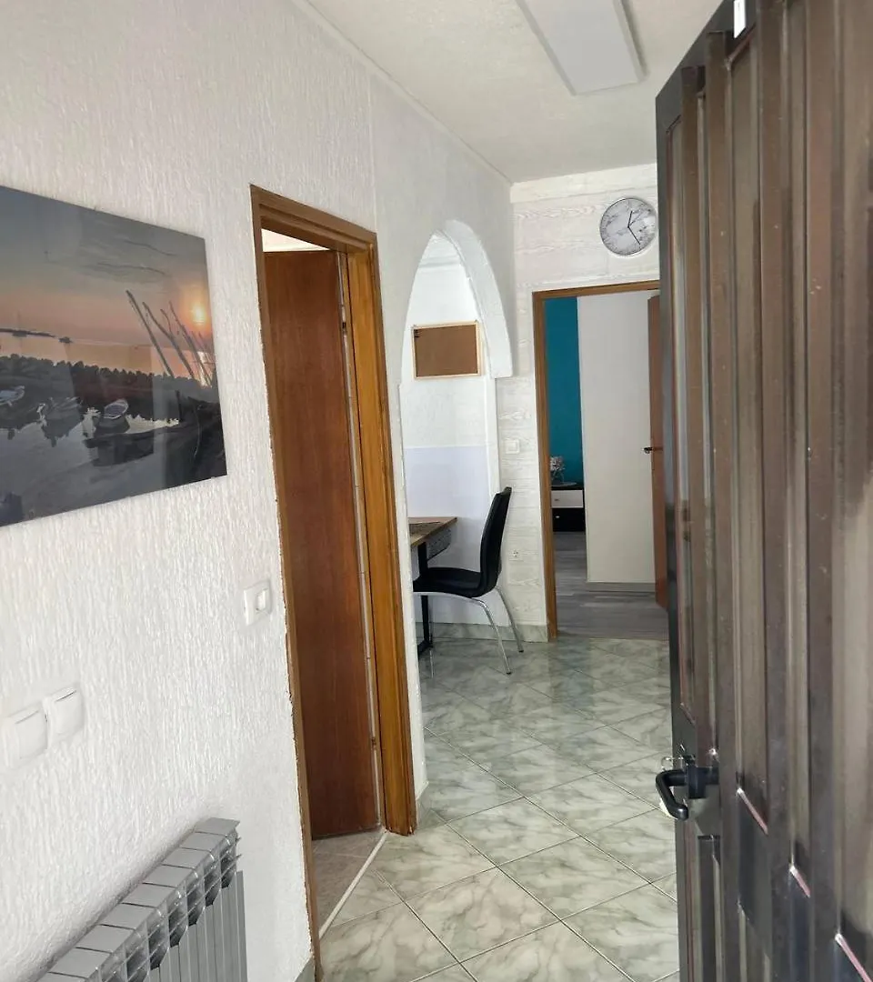 Villa Hanka Umag - 3 Verschiedene Whg - 40 Qm 3 Pers, 50 Qm Bis 4 Pers Oder 70 Qm Bis 5 Pers, Balkone, Nur 70 M Zum Strand, Von 3 Bis Max 5 Personen, Wlan, Sat-Tv, Klima, Kueche, Parkplaetze,Ruhig Gelegen Appartement