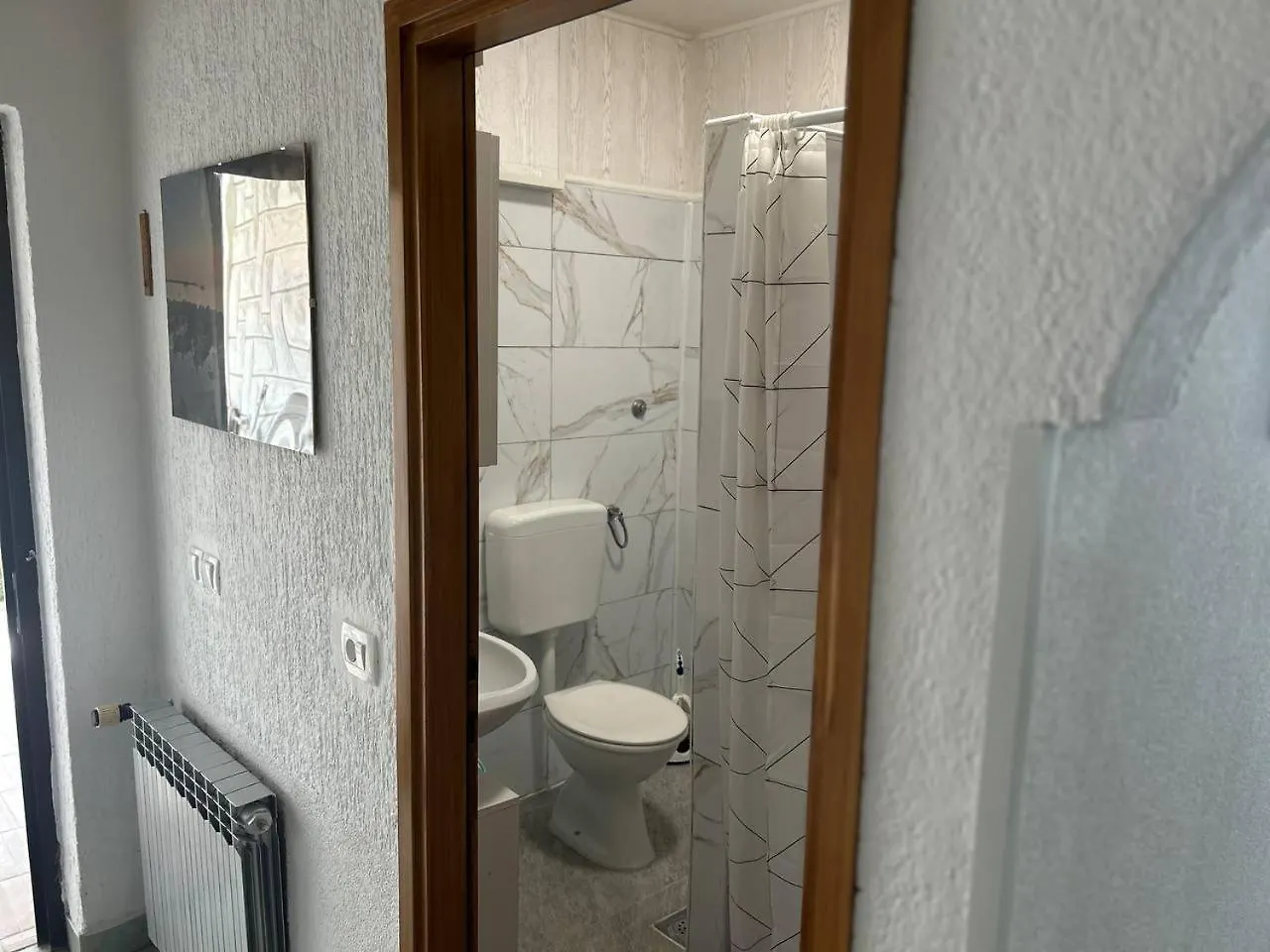 Villa Hanka Umag - 3 Verschiedene Whg - 40 Qm 3 Pers, 50 Qm Bis 4 Pers Oder 70 Qm Bis 5 Pers, Balkone, Nur 70 M Zum Strand, Von 3 Bis Max 5 Personen, Wlan, Sat-Tv, Klima, Kueche, Parkplaetze,Ruhig Gelegen Appartement