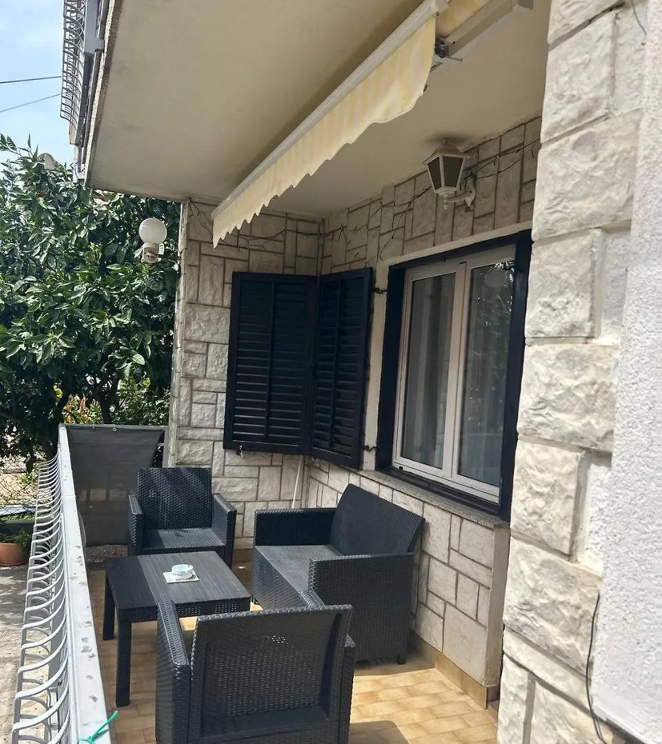 Appartement Villa Hanka Umag - 3 Verschiedene Whg - 40 Qm 3 Pers, 50 Qm Bis 4 Pers Oder 70 Qm Bis 5 Pers, Balkone, Nur 70 M Zum Strand, Von 3 Bis Max 5 Personen, Wlan, Sat-Tv, Klima, Kueche, Parkplaetze,Ruhig Gelegen