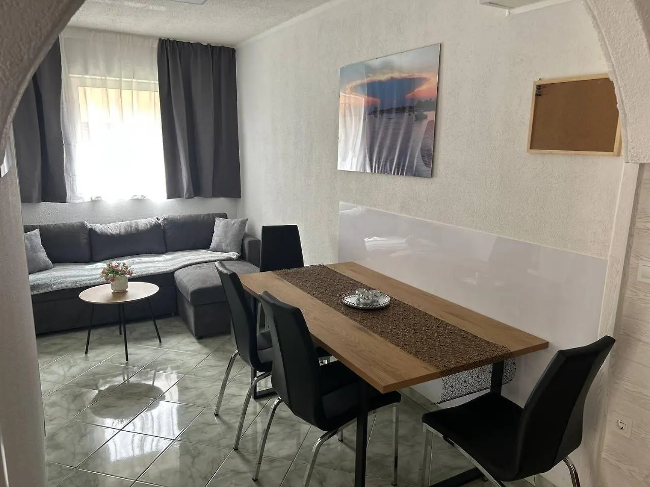 Villa Hanka Umag - 3 Verschiedene Whg - 40 Qm 3 Pers, 50 Qm Bis 4 Pers Oder 70 Qm Bis 5 Pers, Balkone, Nur 70 M Zum Strand, Von 3 Bis Max 5 Personen, Wlan, Sat-Tv, Klima, Kueche, Parkplaetze,Ruhig Gelegen 0*,