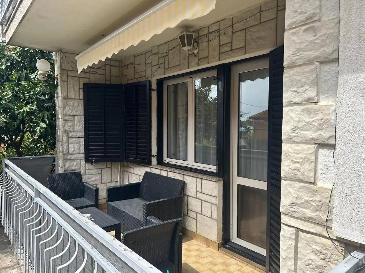 Appartement Villa Hanka Umag - 3 Verschiedene Whg - 40 Qm 3 Pers, 50 Qm Bis 4 Pers Oder 70 Qm Bis 5 Pers, Balkone, Nur 70 M Zum Strand, Von 3 Bis Max 5 Personen, Wlan, Sat-Tv, Klima, Kueche, Parkplaetze,Ruhig Gelegen