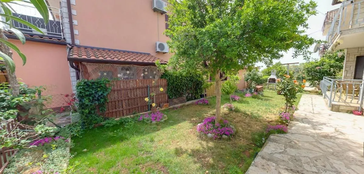 Villa Hanka Umag - 3 Verschiedene Whg - 40 Qm 3 Pers, 50 Qm Bis 4 Pers Oder 70 Qm Bis 5 Pers, Balkone, Nur 70 M Zum Strand, Von 3 Bis Max 5 Personen, Wlan, Sat-Tv, Klima, Kueche, Parkplaetze,Ruhig Gelegen Apartamento