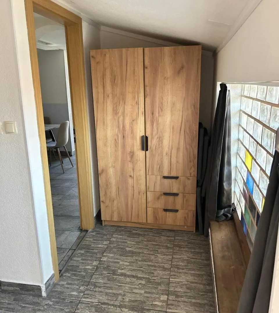 Apartamento Villa Hanka Umag - 3 Verschiedene Whg - 40 Qm 3 Pers, 50 Qm Bis 4 Pers Oder 70 Qm Bis 5 Pers, Balkone, Nur 70 M Zum Strand, Von 3 Bis Max 5 Personen, Wlan, Sat-Tv, Klima, Kueche, Parkplaetze,Ruhig Gelegen