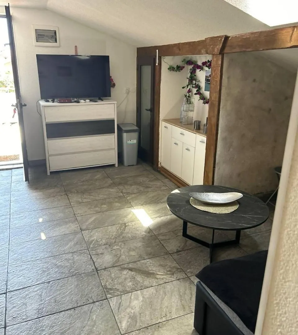 Villa Hanka Umag - 3 Verschiedene Whg - 40 Qm 3 Pers, 50 Qm Bis 4 Pers Oder 70 Qm Bis 5 Pers, Balkone, Nur 70 M Zum Strand, Von 3 Bis Max 5 Personen, Wlan, Sat-Tv, Klima, Kueche, Parkplaetze,Ruhig Gelegen Apartamento