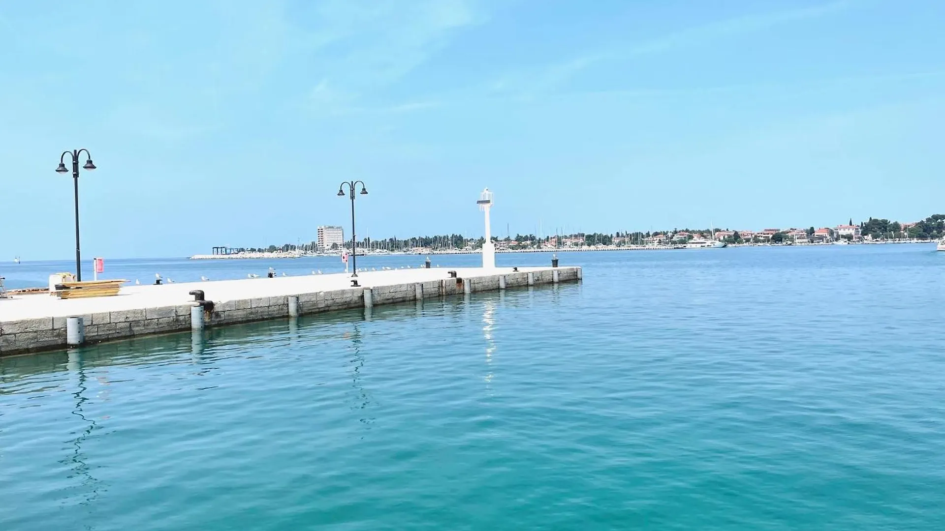 Apartamento Villa Hanka Umag - 3 Verschiedene Whg - 40 Qm 3 Pers, 50 Qm Bis 4 Pers Oder 70 Qm Bis 5 Pers, Balkone, Nur 70 M Zum Strand, Von 3 Bis Max 5 Personen, Wlan, Sat-Tv, Klima, Kueche, Parkplaetze,Ruhig Gelegen